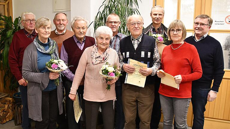2. Vorsitzender Guntram Barthelmes (rechts) ehrte langjährige Mitglieder&nbsp;der Gartenstädter Siedlergemeinschaft für ihre Treue.