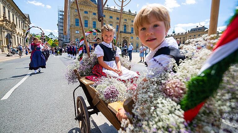 Auch die Jüngsten waren beim Kiliani-Festzug dabei, hier an der Würzburger Residenz.