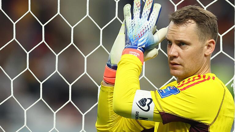 Manuel Neuer ist Kapitän der deutschen Fußball-Nationalmannschaft, die bei der WM in Katar bereits in der Vorrunde vor dem Aus steht.