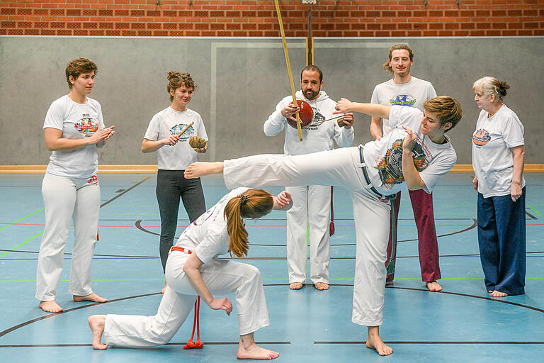 Capoeira Kampfkunst: Training in der Halle der Friedensreich-Hundertwasser-Schule.