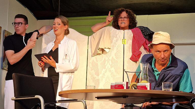 Die Akteure beim zweiten Einakter „Problemzonen“ von Regina Harlander (von links): Markus Füller, Anina Hornung, Birgit Wolf-Kroll und Bernd Schäfer. Die Akteure beim zweiten Einakter „Problemzonen“ von Regina Harlander (von links): Markus Füller, Anina Hornung, Birgit Wolf-Kroll und Bernd Schäfer.