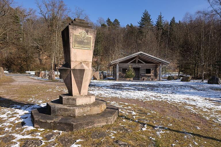 Der Platz am Pollasch lädt mit der Wodianka-Hütte zu einer kleinen Pause ein. Hier steht das Ehrenmal des Spessartbundes. Der Platz am Pollasch lädt mit der Wodianka-Hütte zu einer kleinen Pause ein. Hier steht das Ehrenmal des Spessartbundes. 