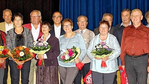 40 Jahre bei der Gewerkschaft: Für ihre Zugehörigkeit zur IG Metall wurden diese MitglIeder ausgezeichnet.