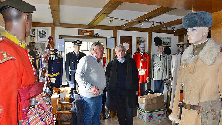 Bezirksheimatpfleger Professor Klaus Reder zu Besuch bei Manfred Greck in Ostheim/Rhön. Hier ging es um die Zukunft der mehr als 360 Exponate. Ein Teil könnte in das Museum für Grenzgänger und ein Depot in Bad Königshofen kommen.