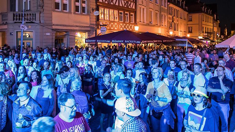 Samstagnacht in Kitzingen: Das Stadtfest zaubert wieder eine besondere Atmosphäre auf den Marktplatz. Samstagnacht in Kitzingen: Das Stadtfest zaubert wieder eine besondere Atmosphäre auf den Marktplatz.