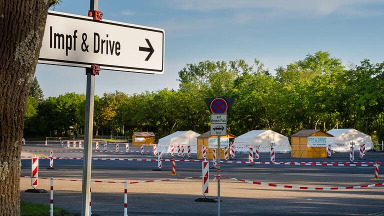 Für die Verabreichung des Corona-Impfstoffs aus dem Sonderkontingent Johnson &amp; Johnson war eine Drive-in-Impfstrecke auf dem Volksfestplatz aufgebaut worden.&nbsp;