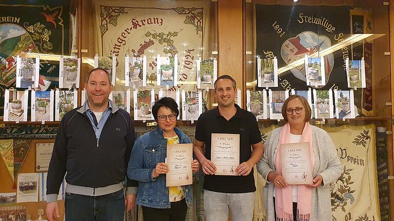 Heiko Därr (Vorstandsmitglied FvV) und die Wettbewerbsgewinner Hermine Baumann-Dörr (Platz 3), Sebastian Krauss (Platz 1) und Brunhilde Höfer (Platz 2).