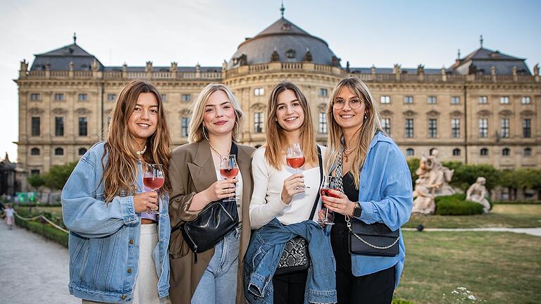 Zahlreiche Menschen besuchten am Wochenende das Hofgartenweinfest in Würzburg.