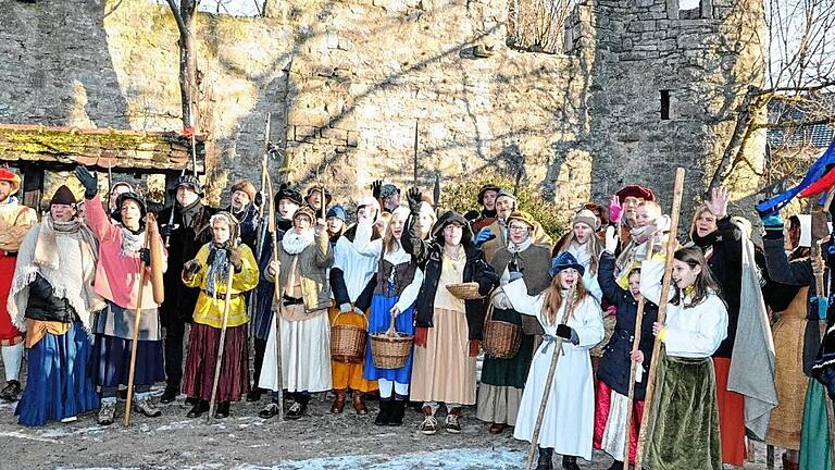 Mit Spießen und Dreschflegeln waren die Dachdorfer Bauern vor der Geyer-Ruine aufgezogen, um sie gegen die diebischen Würzburger zu verteidigen.