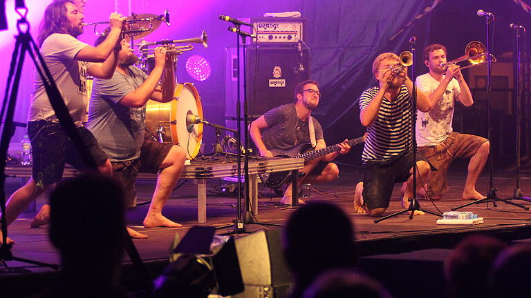 Da ging die Post ab: LaBrassBanda beim Konzert auf dem Gartenschaugelände am Main in Kitzingen.