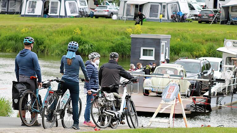 Viele Radfahrer nutzten an Pfingsten die Mainfähre zwischen Nordheim und Escherndorf. Der dortige Campingplatz (im Hintergrund) ist voll belegt.