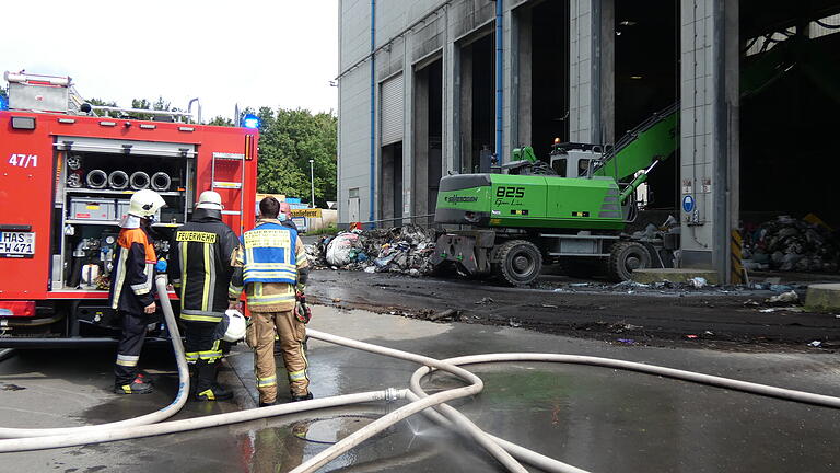 Im Restmüllbunker des Kreisabfallzentrums bei Wonfurt brach am Donnerstagnachmittag ein Feuer aus. Die Feuerwehren hatten den Brand schnell unter Kontrolle