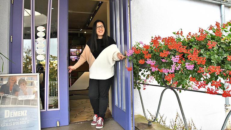 Kino-Chefin Carolin Dunst am Eingang der Burg-Lichtspiele in Karlstadt-Mühlbach Kino-Chefin Carolin Dunst am Eingang der Burg-Lichtspiele in Karlstadt-Mühlbach