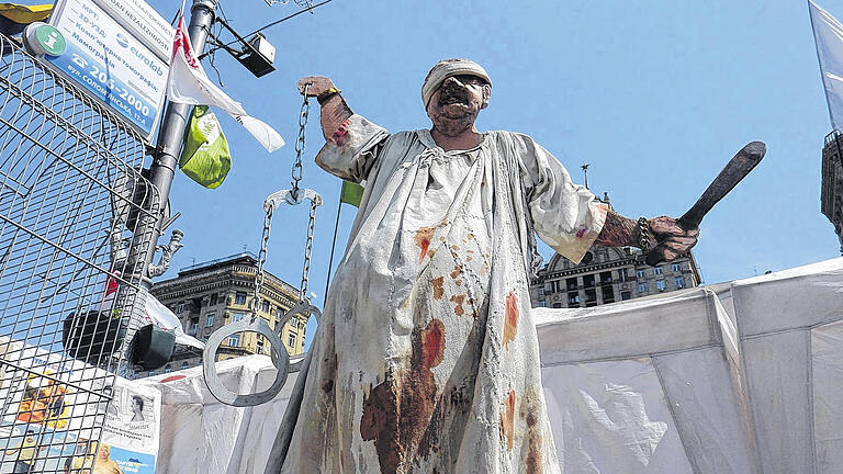 Kritik an der korrupten Justiz: Diese Pappmaschee-Figur einer blutigen Justitia steht mitten in Kiew in der Nähe des Unabhängigkeitsplatzes. Kritik an der korrupten Justiz: Diese Pappmaschee-Figur einer blutigen Justitia steht mitten in Kiew in der Nähe des Unabhängigkeitsplatzes.