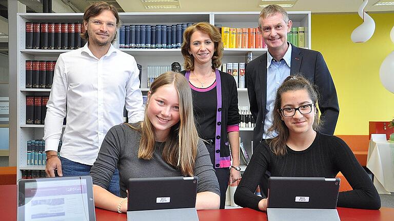 Mathematiklehrer Sebastian Link (links), Oberstudiendirektorin Martina Schlegl und Vorsitzender Andreas Brachs freuen sich über die neuen Laptops. Charlotte von Knobelsdorff-Brenkenhoff (vorne links) und Maria Mutlu haben sie schon einmal getestet