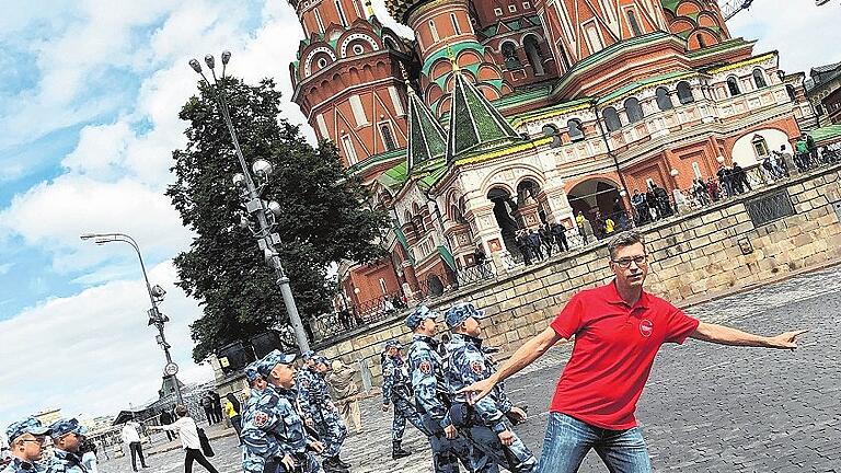 Das etwas andere Erinnerungsbild: Volkhard Bauer posiert auf dem Roten Platz in Moskau.