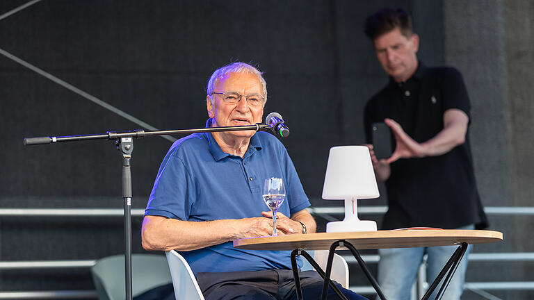 Uwe Timm präsentierte sein aktuelles Lese-Programm „Der Verrückte in den Dünen“ vor über 130 Besuchern am Freitag 11.06.21 im Gut Wöllried in Rottendorf anlässlich des MainLit Festivals.