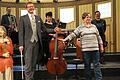 Oktober 2020: Orchestermitglied Ilia Zhukovski&nbsp; nimmt von Karoline Ziegert das restaurierte Cello ihres verstorbenen Vaters entgegen. Nun will sie es zurückhaben.