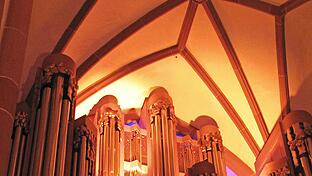 Die Klais-Orgel in der katholischen Stadtpfarrkirche bei der Nacht der offenen Kirchen       -  Die Klais-Orgel in der katholischen Stadtpfarrkirche bei der Nacht der offenen Kirchen