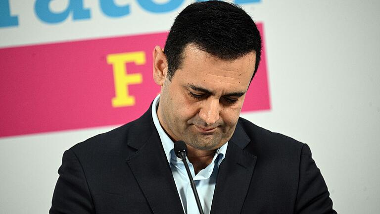 FDP-Generalsekretär Djir-Sarai - FDP-Generalsekretär Bijan Djir-Sarai ist zurückgetreten. FDP-Generalsekretär Djir-Sarai - FDP-Generalsekretär Bijan Djir-Sarai ist zurückgetreten.