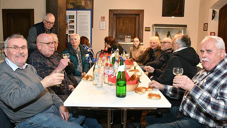 Einige Plätze im Vorraum des Sitzungssaals blieben leer. Der guten Stimmung tat dies keinen Abbruch.