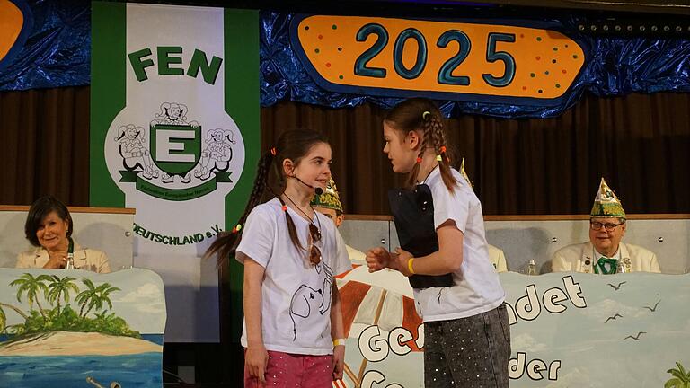 Sara und Sofie Schuck von der Stadtgarde Bad Neustadt bereicherten die Juniorensitzung der FEN mit einer Bütt in Reimform.
