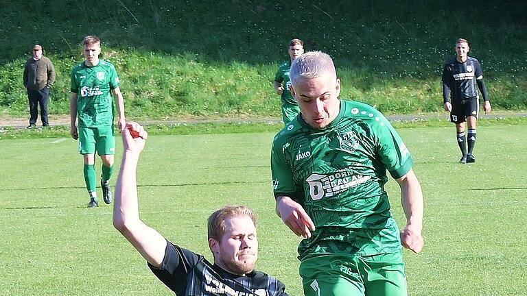 Rhöner Fußball-Nachlese - Sein Tor bescherte dem SV Riedenberg den 1:0-Erfolg über Tabellenführer SV Rödelmaier: Tim Stecklein. Rhöner Fußball-Nachlese - Sein Tor bescherte dem SV Riedenberg den 1:0-Erfolg über Tabellenführer SV Rödelmaier: Tim Stecklein.