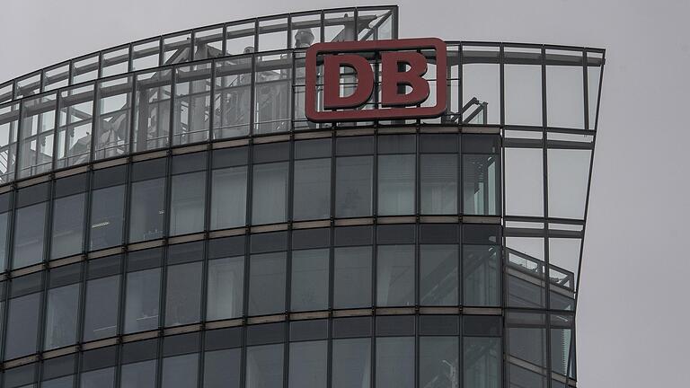 Die Deutsche Bahn legt Kaufinteressenten für die Steigerwaldbahn viele Steine in den Weg. Im Bild die Konzernzentrale in Berlin. Die Deutsche Bahn legt Kaufinteressenten für die Steigerwaldbahn viele Steine in den Weg. Im Bild die Konzernzentrale in Berlin.
