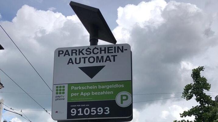 Handyparken ist seit dieser Woche auch in Kitzingen möglich. Die Infotafeln an den Parkautomaten, hier ein Beispiel aus Würzburg, weisen auf die Möglichkeit hin. Handyparken ist seit dieser Woche auch in Kitzingen möglich. Die Infotafeln an den Parkautomaten, hier ein Beispiel aus Würzburg, weisen auf die Möglichkeit hin.