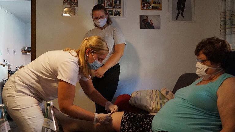 Jobentdeckerin Lea Bayer ist mit einem Pflegedienst unterwegs. Bei der Arbeit mit den Patienten kann sie aber nur zuschauen. Jobentdeckerin Lea Bayer ist mit einem Pflegedienst unterwegs. Bei der Arbeit mit den Patienten kann sie aber nur zuschauen.