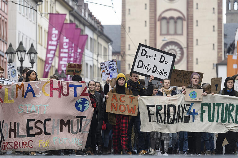 Um die 350 junge Menschen demonstrierten im Januar in der Würzburger Innenstadt für mehr Klimagerechtigkeit.