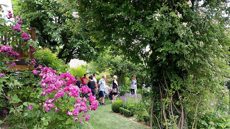 Gemeinsam Gärten besichtigen zählt zu den typischen Aktivitäten von Obst- und Gartenbauvereinen. Um Nachwuchs anzusprechen, sollten Aktionen für alle Altersgruppen angeboten werden (Archivbild vom Tag der offenen Gartentür in Uettingen).&nbsp;