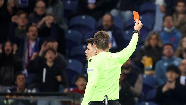 FC Porto - AS Rom - Schiedsrichter Tobias Stieler zeigt Romas Bryan Cristante die Gelb-Rote Karte. FC Porto - AS Rom - Schiedsrichter Tobias Stieler zeigt Romas Bryan Cristante die Gelb-Rote Karte.