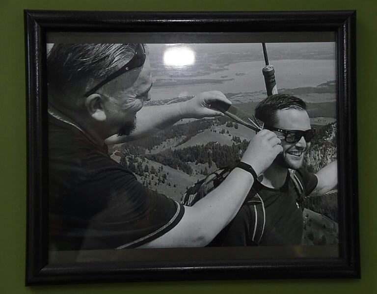 Statt Urlaubskarte verschickt Volkmar Greb gerne mal ein ausgefallenes Friseurbild, wie dieses vom Gipfelkreuz der Kampenwand mit dem Chiemsee im Hintergrund. Statt Urlaubskarte verschickt Volkmar Greb gerne mal ein ausgefallenes Friseurbild, wie dieses vom Gipfelkreuz der Kampenwand mit dem Chiemsee im Hintergrund.