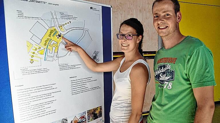 Christina Heger und Simon Hauck gehörten zu den zahlreichen Bürgern, die sich in der Schulturnhalle über den aktuellen Stand des städtebaulichen Entwicklungskonzepts informierten. Christina Heger und Simon Hauck gehörten zu den zahlreichen Bürgern, die sich in der Schulturnhalle über den aktuellen Stand des städtebaulichen Entwicklungskonzepts informierten.