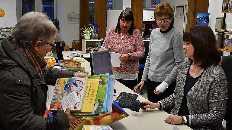 Vor allem in den Nachmittagsstunden hat das Bibliotheksteam mit (von links) Irmgard Lang, Leiterin Barbara Süsskind und Katharina Milikovic alle Hände voll zu tun. Vor allem in den Nachmittagsstunden hat das Bibliotheksteam mit (von links) Irmgard Lang, Leiterin Barbara Süsskind und Katharina Milikovic alle Hände voll zu tun.