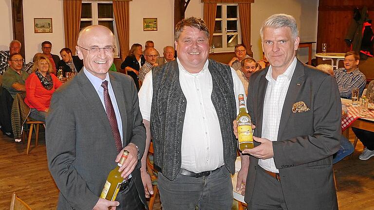 In Anspielung auf die derzeit blühenden Wiesen und Fluren überreichte der CSU-Ortsvorsitzende Hermann Niediek an Landrat Wilhelm Schneider (links) und an MdL Steffen Vogel jeweils einen „Bienenstich“-Likör. In Anspielung auf die derzeit blühenden Wiesen und Fluren überreichte der CSU-Ortsvorsitzende Hermann Niediek an Landrat Wilhelm Schneider (links) und an MdL Steffen Vogel jeweils einen „Bienenstich“-Likör.