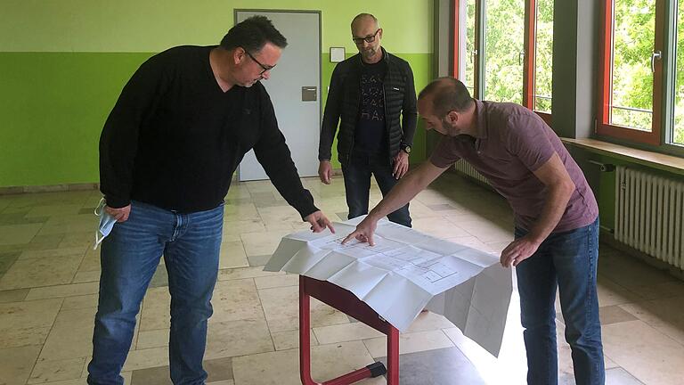 Schulleiter Stefan Wittmann, Architekt Jürgen Bergmann und Konrektor Frank Ziegler beim Betrachten der neuen Pläne für die 'LernBox'. Schulleiter Stefan Wittmann, Architekt Jürgen Bergmann und Konrektor Frank Ziegler beim Betrachten der neuen Pläne für die 'LernBox'.
