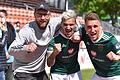 Jaaaa! FC-05-Co-Trainer Jan Gernlein (links) bejubelt mit Sascha Marinkovic und Amar Suljic (rechts) den vorzeitigen Meisterschaftsgewinn im Bayreuther Hans-Walter-Wild-Stadion.