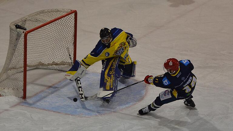 Viel Mühe, kaum Ertrag: Joseph Sides (ERV Schweinfurt, rechts) überwindet hier Goalie Christoph Lode vom EHC Waldkraiburg – letztlich verloren die Mighty Dogs aber mit 3:4.&nbsp;