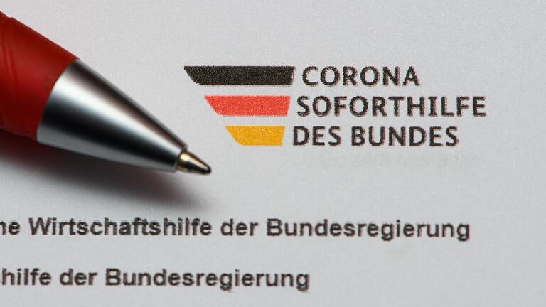 Ein Stift liegt auf diesem Symbolbild auf einem Antrag auf Gewährung der so genannten 'Novemberhilfe' 2020 als außerordentliche Wirtschaftshilfe der Bundesregierung in der Corona-Krise. Ein Stift liegt auf diesem Symbolbild auf einem Antrag auf Gewährung der so genannten 'Novemberhilfe' 2020 als außerordentliche Wirtschaftshilfe der Bundesregierung in der Corona-Krise. 