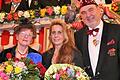 Im Jahr 2020 bekam Helga Wenger (links) von FVF-Ehrenpräsident Bernhard Schlereth den&nbsp;Verdienstorden in Gold mit Brillanten. Als Gardetrainerin und Choreografin seit Jahren gefragt und erfolgreich ist Tochter Sylvia Schraut (Bildmitte).