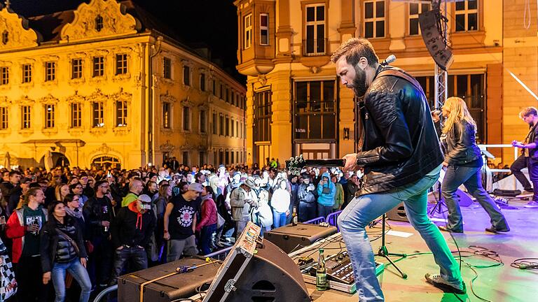 Pop und Rock mit der Band 'Rush Hour' auf der FRIZZ-Bühne auf dem oberen Markt im vorigen Jahr. Die Band spielt dort auch in diesem Jahr wieder am Samstagabend.