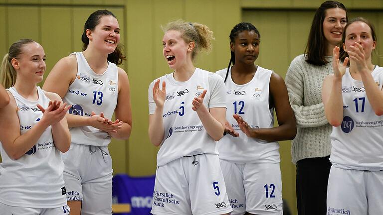 Gute Laune bei (von links) Antonia Fuchsbauer, Paula Wenemoser, Linn Jürgensen, Chanel Ndi und Alexandra Daub von den QOOL Sharks Würzburg. Das Foto entstand nach dem Heimspiel gegen den USC Freiburg II.