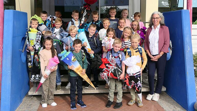 Für sechs Mädchen und drei Jungen war am Dienstag der erste Tag in der jahrgangsgemischten Klasse 1/2b an der Grundschule Oberaurach in Trossenfurt. Die Klassenlehrerin der insgesamt 20 Kinder ist Astrid Kreitmair.