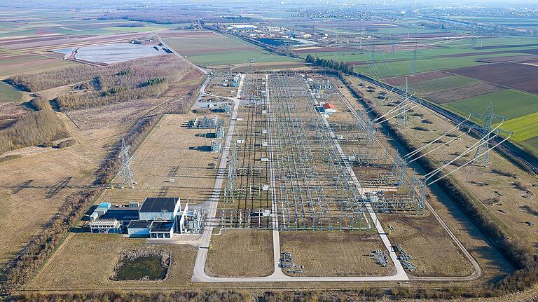 Das Tennet-Umspannwerk bei Bergrheinfeld prägt das Landschaftsbild. In gerader Linie nach hinten ist ein Gewerbegebiet zu sehen, auf den Feldern dazwischen soll der Batterie-Großspeicher gebaut werden.