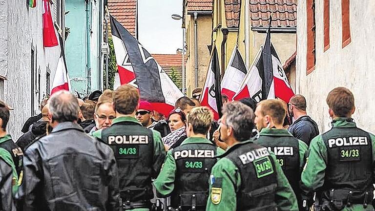 Unter Polizeischutz: 60 &bdquo;Rechte&ldquo; ziehen durch Stammheim.