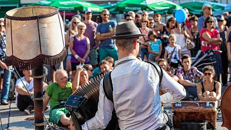 Voll war's, heiß war's, schön war's: Die Würzburger Innenstadt war drei Tage lang eine einzige offene Bühne für Musiker und Straßenkünstler.DANIEL PETER