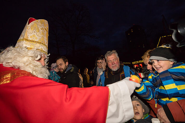 Der Höhepunkt der Waldweihnacht im Wildpark: Der Nikolaus und seine Helfer verteilten Leckereien an die Kinder.