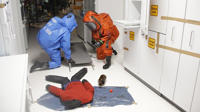 Mundschutz für Fortgeschrittene: Die Feuerwehr Schonungen rückte im CLG mit dem CSA an, dem Ganzkörper-Chemikalienschutzanzug.